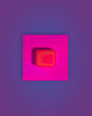 godet chicle neon sobre fondo violeta