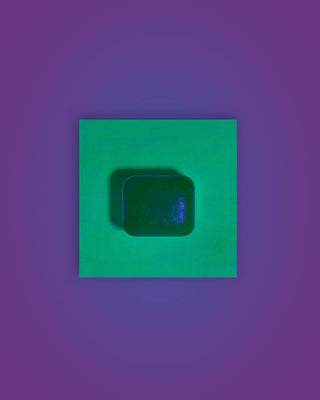 Godet Flubber Neón sobre fondo violeta