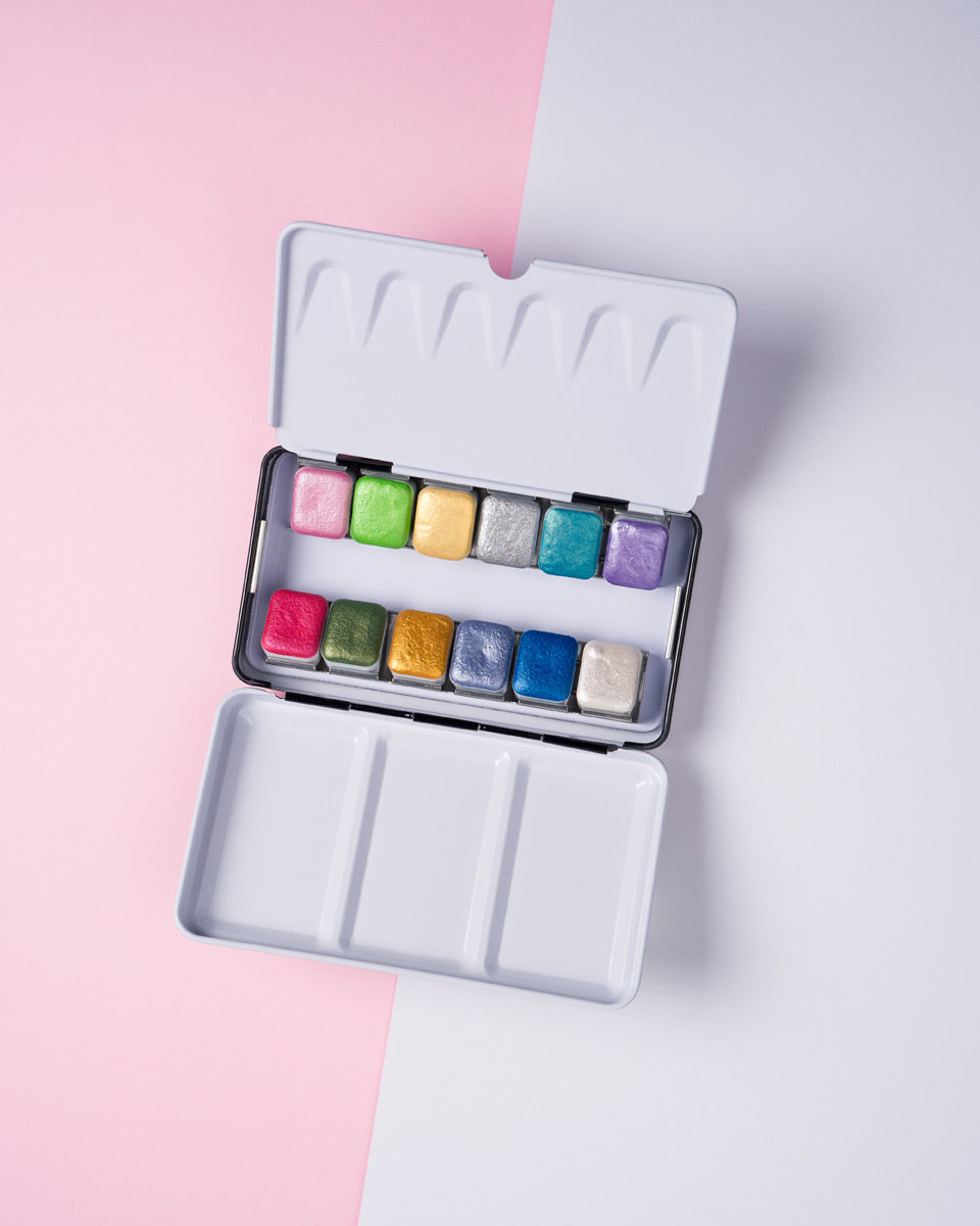 Paleta metálica negra con halfpans colocados como ejemplo de uso
