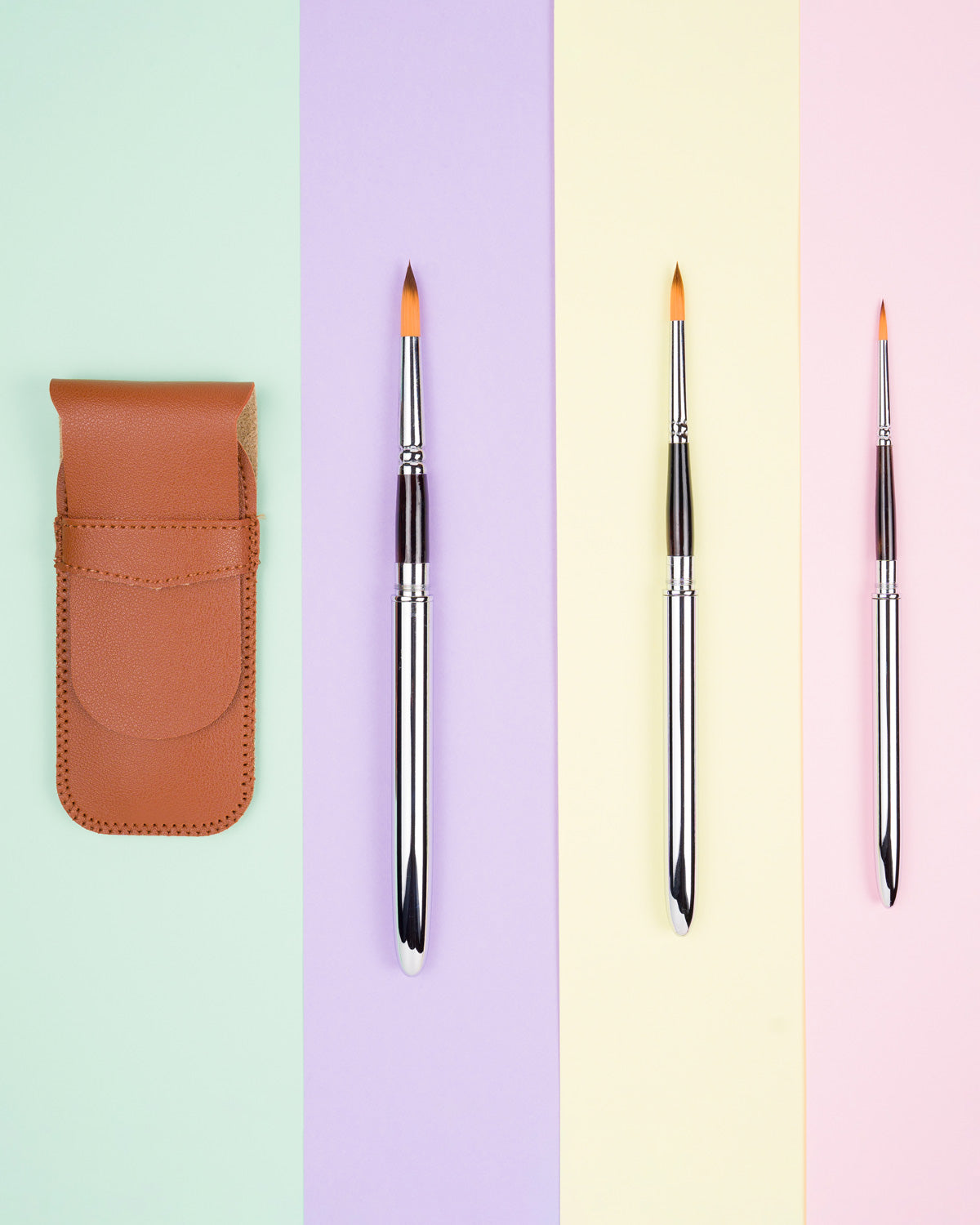 Tres pinceles de diferentes tamaños