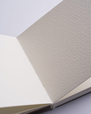 Cuaderno abierto con papel de grano grueso
