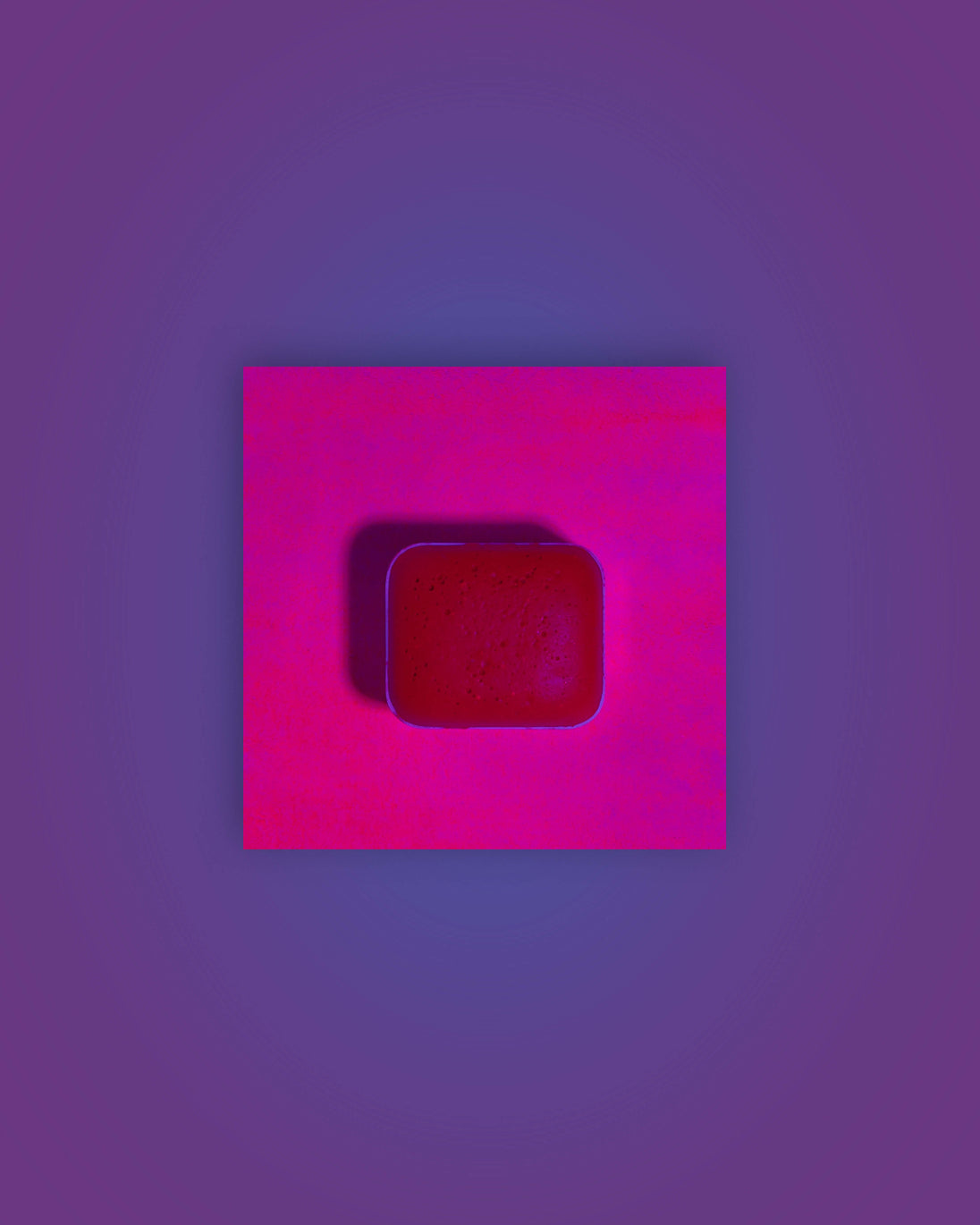 Acuarela individual fluorescente Fucsia en halfpan mostrando su reacción bajo luz UV sobre fondo blanco