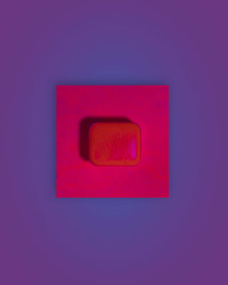 godet chicle neon sobre fondo violeta