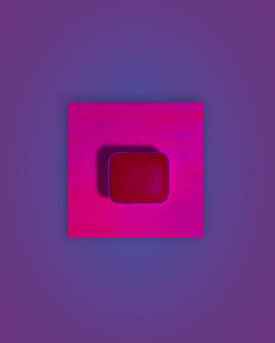 godet fucsia neos sobre fondo violeta