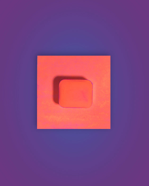 godet naranja butano neon sobre fondo violeta