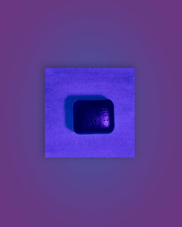 Godet Azul Atlántico sobre fondo violeta