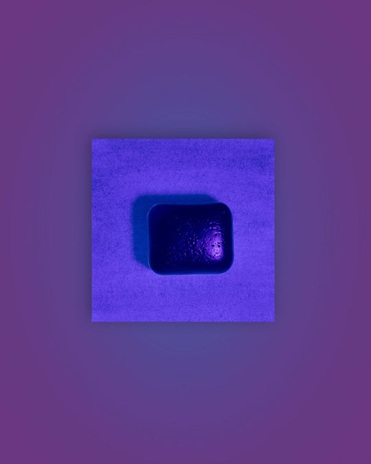 Godet Azul Atlántico sobre fondo violeta