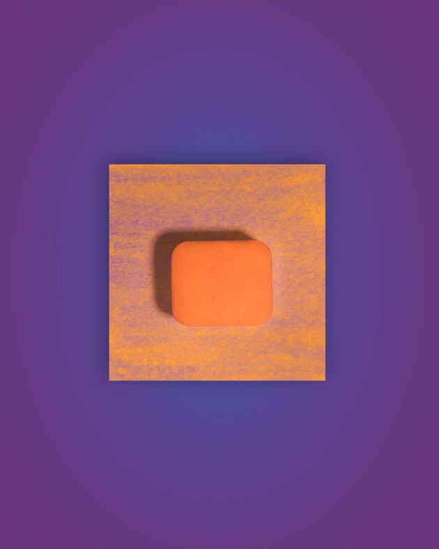 godet naranja pomelo neon sobre fondo violeta