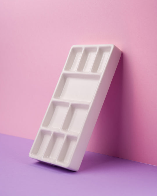 Paleta cerámica para acuarela sobre fondo rosa