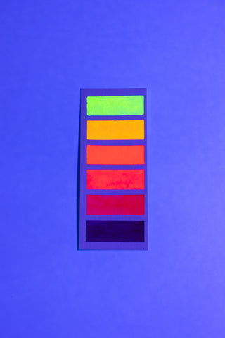 Muestras de las 6 acuarelas fluorescentes de Luz Secreta · Intensa bajo luz UV