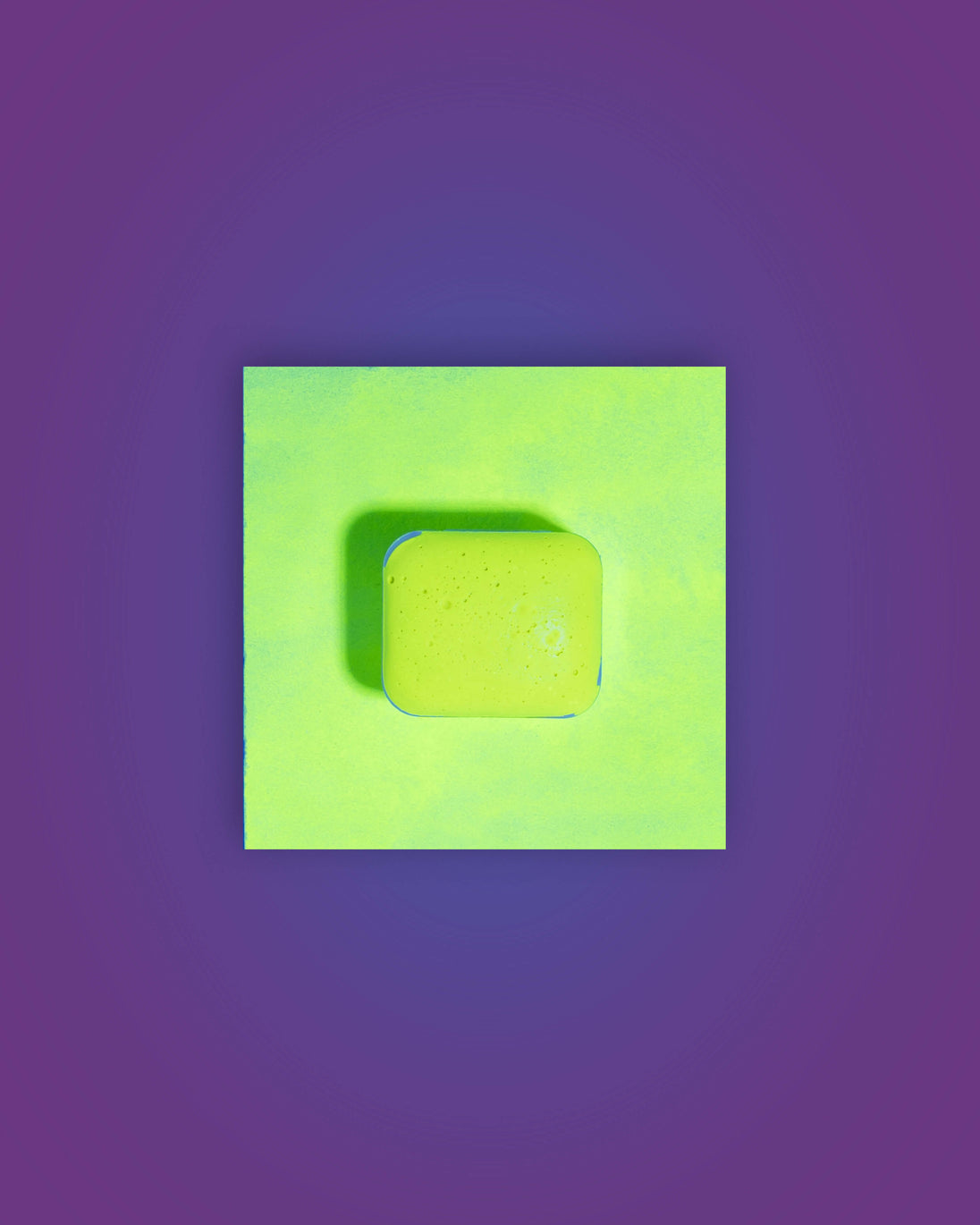 Acuarela individual fluorescente Limón en halfpan mostrando su reacción bajo luz UV sobre fondo blanco